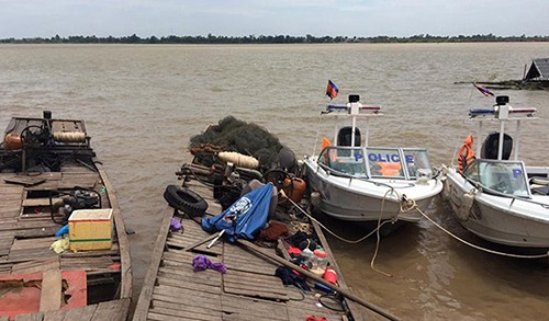 Các tàu cá Việt Nam bị bắt giữ cạnh các tàu tuần tra của cảnh sát tỉnh Prev Veng, Campuchia. Ảnh: Fresh News