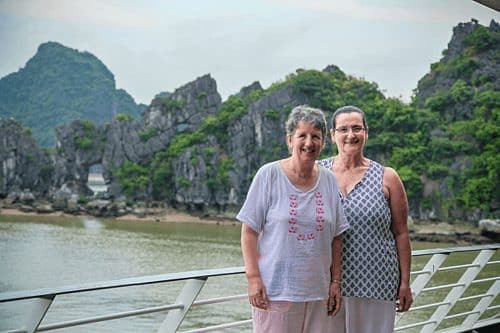 Bà Lynne Ryan (trái) và Louise Ellings trên du thuyền thăm vịnh Lan Hạ. Ảnh: Era Cruise.