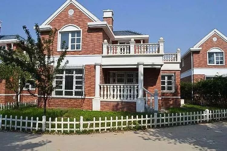 Bà Liu và chồng, 72 tuổi, ở Bắc Kinh đã nghỉ hưu 20 năm. Kể từ tháng 3/2019, vợ chồng bà cùng 6 cặp khác cùng nhau thuê hai căn biệt thự sát nhau ở ngoại ô để sống những năm tháng cuối đời.Họ là những người bạn tốt, quen nhau từ 50 năm trước, và có chung hoàn cảnh: Cảm thấy cô đơn khi con cái quá bận rộn.