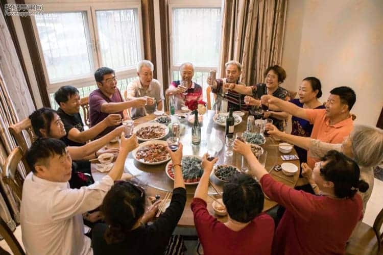 Bà Liu nói khoảng 4-5 năm trước, hai vợ chồng bà từng cùng nhau đi xem hơn chục viện dưỡng lão. Nhưng họ nhận ra nếu ở đó sẽ không thể ra bên ngoài tự do và làm những gì mình thích. Khi chia sẻ với những người bạn già, mọi người đều có chung suy nghĩ như vậy. Con cái chúng tôi quá bận rộn, vì thế chúng không thể hiếu thảo với cha mẹ hết lòng. Vì thế tốt hơn là tìm một nơi nào đó, để chúng tôi có thể giúp đỡ nhau, bà nói.
