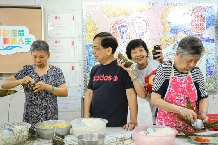 Các cụ có nhiều hoạt động chung như làm bánh, làm mỳ... để tăng sự gắn bó, thân thiết.