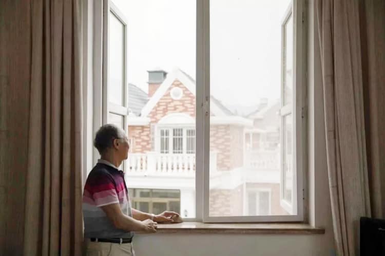 Wang chia sẻ, khi sống chung, nghề nghiệp và địa vị xã hội không quan trọng, tính cách là trên hết. Chỉ cần các cụ vui vẻ, sẵn sàng giao tiếp, hòa đồng với mọi người, cuộc sống sẽ thoải mái hơn. Anh cũng yêu cầu những người đến sống có sức khỏe ổn định, có thể leo núi và thích đi du lịch. Tốt nhất là có một chút kỹ năng về thư pháp, hội họa, như thế khi nói chuyện các cụ sẽ cảm thấy thú vị hơn, anh nói.