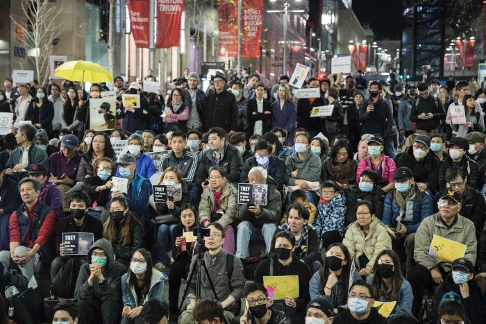 Hàng trăm người biểu tình ủng hộ Hồng Kông ngồi ở Martin Place.