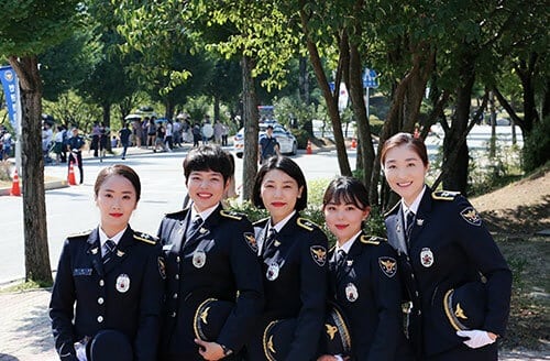 Hồng Minh (thứ hai từ trái sang) cùng các đồng nghiệp ở sở cảnh sát huyện Jangseong, tỉnh Jeolla Nam. Ảnh: Nhân vật cung cấp