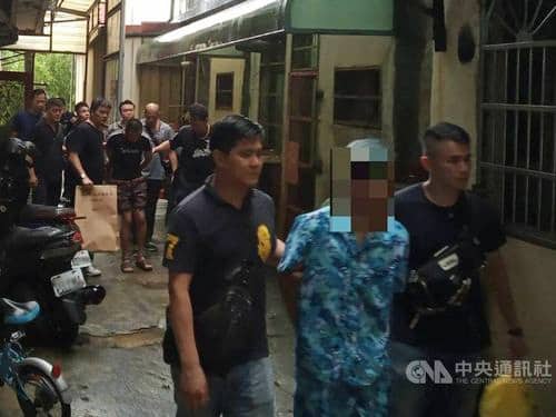 Cảnh sát Đài Loan bắt giữ các nghi phạm trong nhóm bắt cóc lao động người Việt ở thị trấn Tân Trúc hôm 8/8. Ảnh: CNA