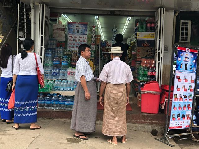 Kỳ lạ đất nước đàn ông cũng mặc váy như phụ nữ ngay gần Việt Nam - 1