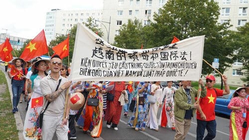 Đoàn tuần hành của hội người Việt tại Đức. Ảnh: Huy Thắng