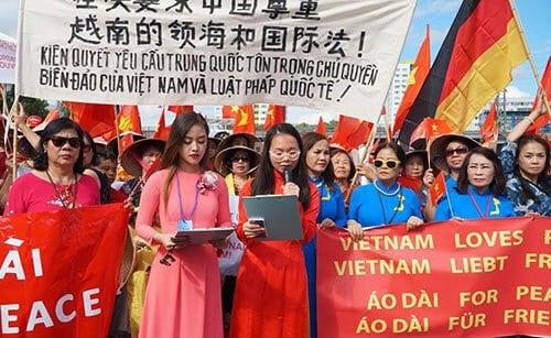 Đại diện hội người Việt tại Đức đọc bức thư phản đối các hành vi xâm phạm chủ quyền Việt Nam trước sứ quán Trung Quốc ở Berlin. Ảnh: Huy Thắng