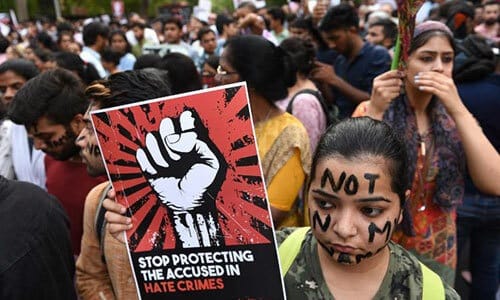 Người dân biểu tình kêu gọi chính quyền mạnh tay với các tội phạm hiếp dâm ở New Delhi, Ấn Độ hồi tháng 4/2018. Ảnh: Hindustan Times