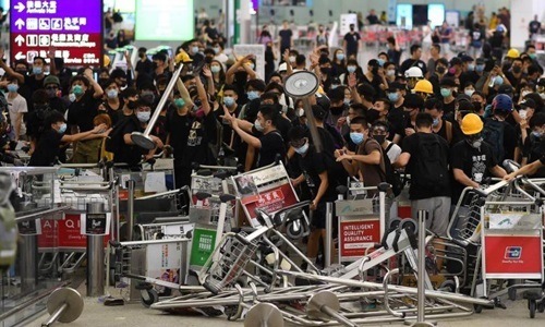 Người biểu tình tại sân bay Hong Kong ngày 13/8. Ảnh: AFP.