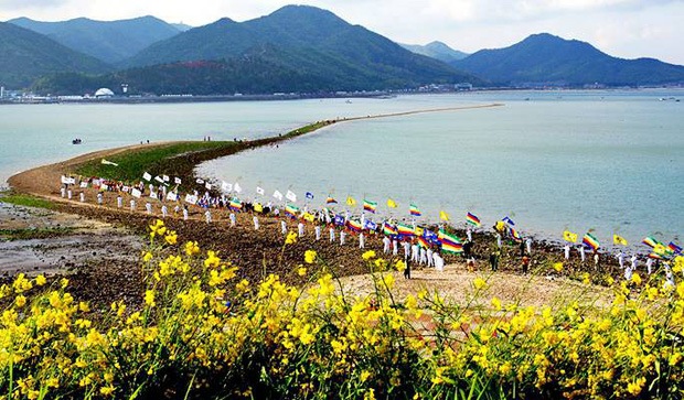 Đến hẹn lại lên: Con đường giữa biển Hàn Quốc 2 năm mới xuất hiện 1 lần, kỳ bí như vậy nhưng người dân vẫn thản nhiên… ăn mừng - Ảnh 9.