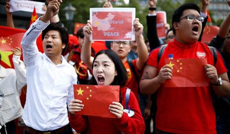 Xuống đường ở London (Anh) ngày 17-8 ủng hộ chính phủ Trung Quốc. Ảnh: REUTERS
