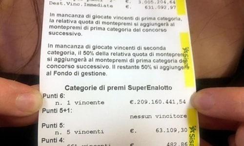 Tờ biên nhận của tấm vé trúng giải độc đắc 234 triệu USD tại quán bar ở Marino, Italy. Ảnh: EPA.