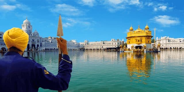“Lóa mắt” ngôi đền bằng vàng bên hồ nước thiêng, phục vụ 100.000 suất ăn miễn phí mỗi ngày - 3