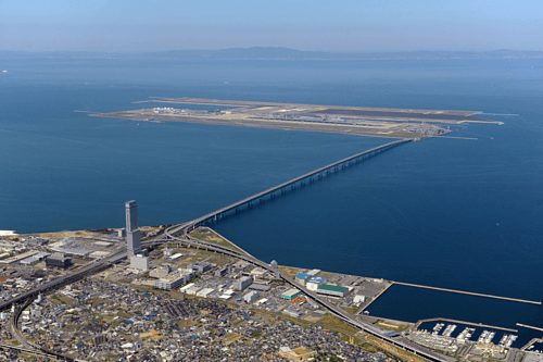 Cầu nối từ sân bay Kansai vào đất liền lập kỷ lục cầu hai tầng dài nhất thế giới (3.750 m). Ảnh: Jtrip.