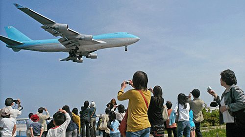 Tùy tình hình thời tiết, khách tham quan có thể tới gần những máy bay đỗ trên đường băng, ngắm phi cơ cất cánh và hạ cánh. Ảnh: Kansai Airport.