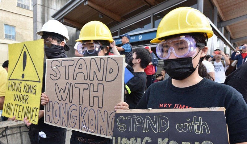 Xuống đường tại TP Vancouver, tỉnh British Columbia (Canada) ngày 17-8 ủng hộ người biểu tình Hong Kong. Ảnh: AFP