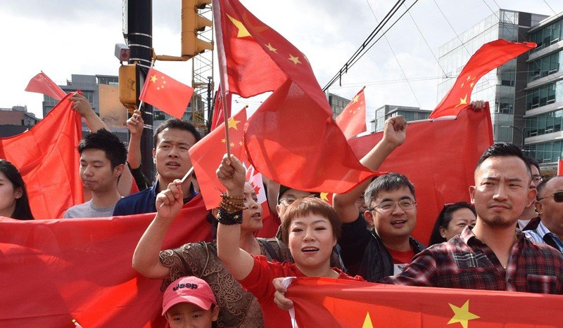 Người ủng hộ chính phủ Trung Quốc xuống đường tại TP Vancouver, tỉnh British Columbia (Canada) ngày 17-8. Ảnh: AFP