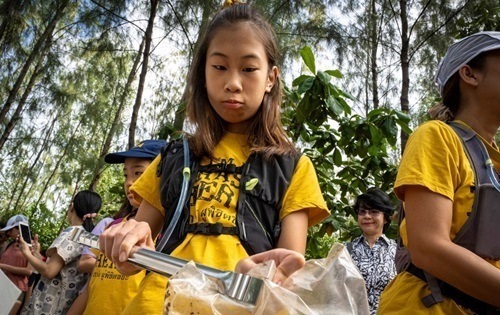 Lilly tham gia buổi don dẹp của tổ chức môi trường có tên Trash Hero. Ảnh: AFP.