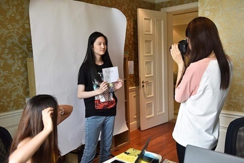 Học viên Blanca Fan chụp ảnh chân dung tại Elite Scholars China. Ảnh: AFP.