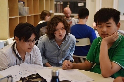 Chuyên viên vấn Mackenzie Bell (giữa) với các học viên tại Elite Scholars China, cơ sở tại Trung Quốc cung cấp dịch vụ tư vấn tuyển sinh vào các trường đại học nước ngoài. Ảnh: AFP.
