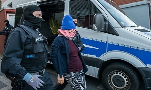 Cảnh sát Đức áp giải một phụ nữ trong chiến dịch truy quét buôn người ở các nhà thổ và chung cư vào tháng 4/2018. Ảnh: Federal Police Germany)