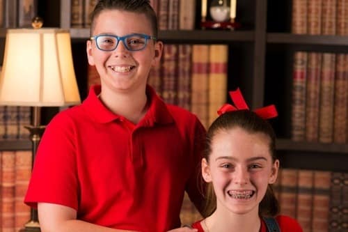 Maxwell (10 tuổi) và Amy (12 tuổi) chụp ảnh khi tham gia chương trình Child Genius Australia. Ảnh: Larnie.
