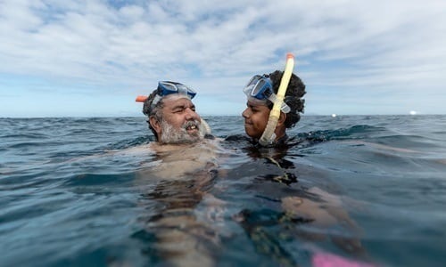 Murrumu Walubara và con trai tại Rạn san hô Great Barrier. Ảnh: NYTimes.