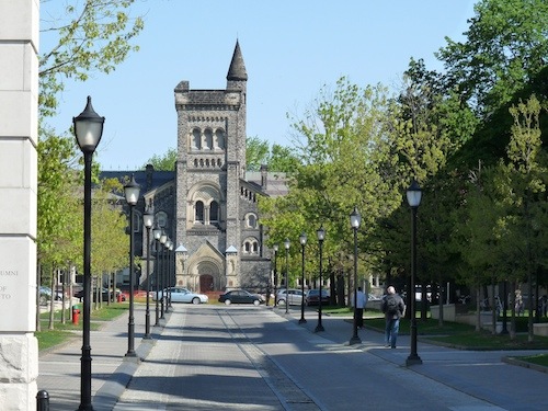Đại học Toronto được thành lập vào năm 1827 bởi chỉ chiếu hoàng gia dưới tên King's College, là học viện cao học đầu tiên tại thuộc địa phía trên Canada. Trường là một trong 2 thành viên của Hiệp Hội Đại học Hoa Kỳ tọa lạc ngoài nước Mỹ. (Nguồn: Wiki)