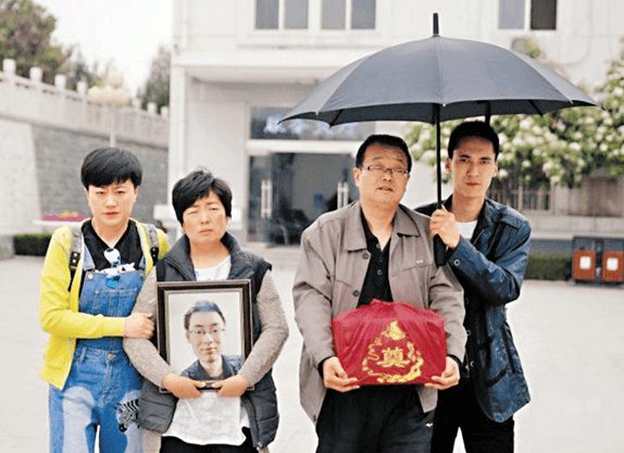 Gia đình và di ảnh sinh viên Ngụy Tắc Tây.
