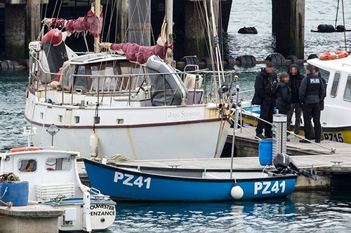 Cảnh sát kiểm tra tàu cá chở 29 người Việt nhập cư trái phép ở cảng Newlyn, hạt Cornwall, Anh hôm 12/4. Ảnh:  Cornwall Live