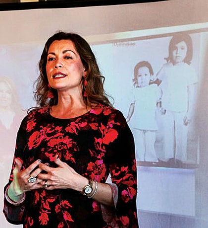 Berni Slowey, một doanh nhân, đạo diễn thành đạt, đã làm nhiều cách tìm lại em gái, một trong số đó là nói về em trên TED talks năm 2016. Ảnh: Frontporchne.