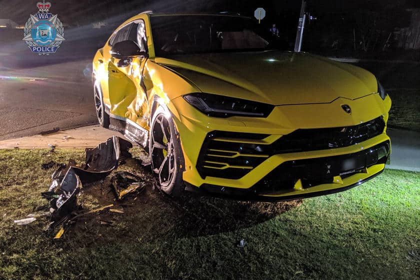 Cậu bé 14 tuổi lái Subaru ăn trộm, tông móp sườn Lamborghini Urus