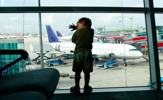 Gia đình 3 người bị đuổi khỏi máy bay vì con trai không có giày