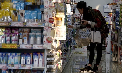 Một cửa hàng bán thuốc tại Tokyo, Nhật Bản. Ảnh: Nikkei.