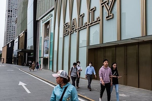 Người trẻ trên một con phố mua sắm ở Trung Quốc. Ảnh: The New York Times