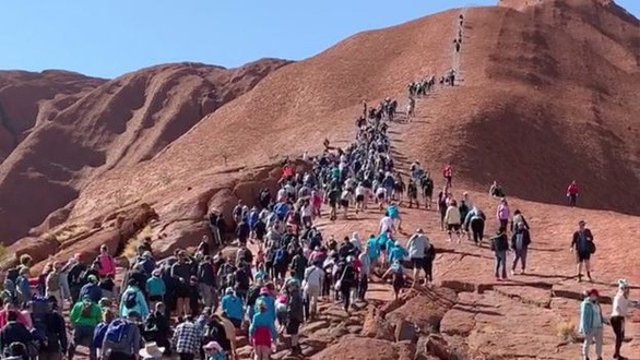Hàng ngàn du khách đổ đến núi thiêng Uluru leo lần cuối - Ảnh 1.