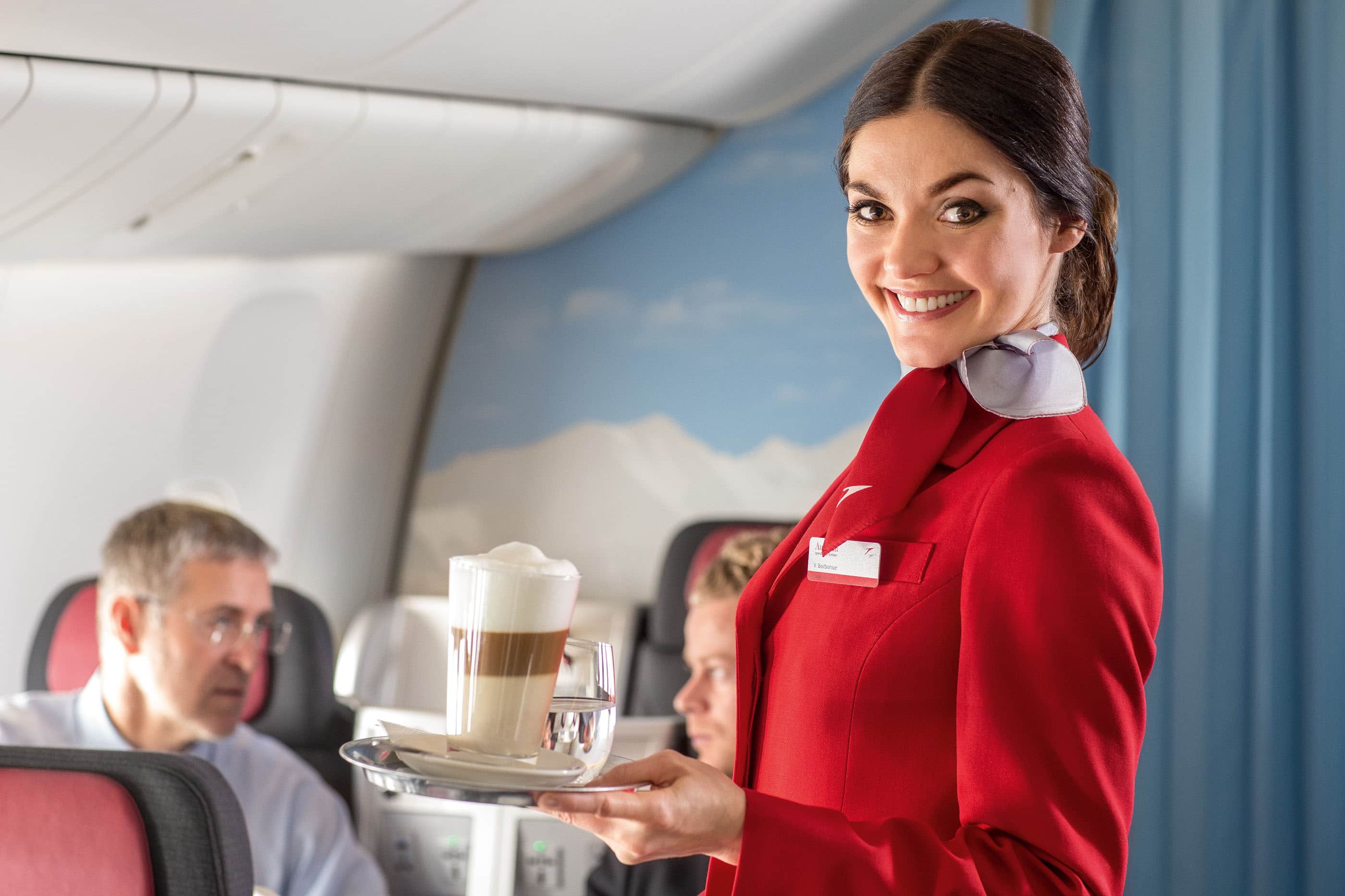 Vì sao tốt nhất là đừng uống cà phê trên máy bay?