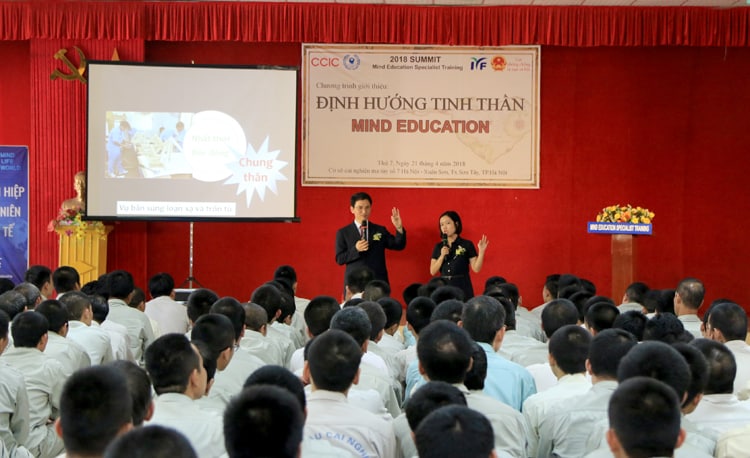 Tiến sĩ Kim tham gia đào tạo tinh thần tại Cơ sở cai nghiện số 7 Hà Nội, tháng 4/2018. Ảnh: IYF.