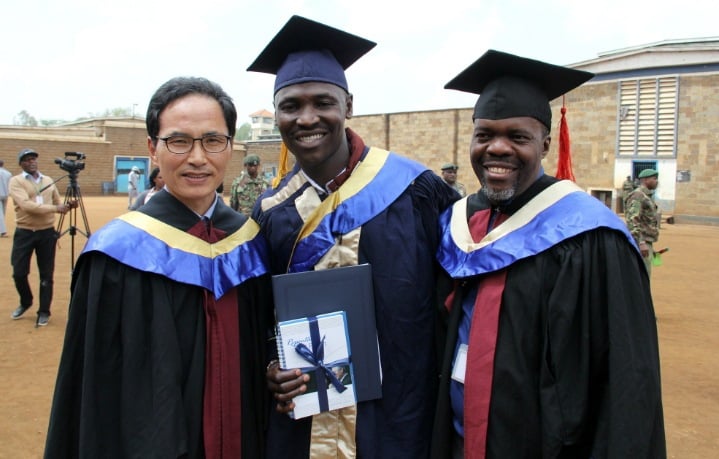 Tiến sĩ Kim Ki Sung (ngoài cùng trái), bên 2 người tù được lựa chọn trở thành giảng viên đào tạo tinh thần ở Kenya, tháng .../2019. Ảnh: IYF.