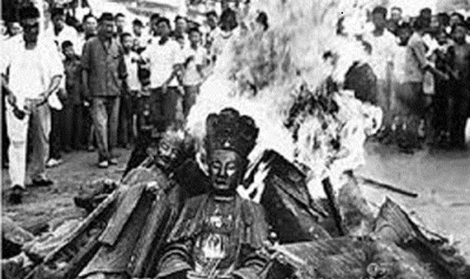 Các bức tượng Thần, Phật bị phá hủy trong thời Đại Cách mạng Văn hóa (1966-1976) (Ảnh qua Pinterest)