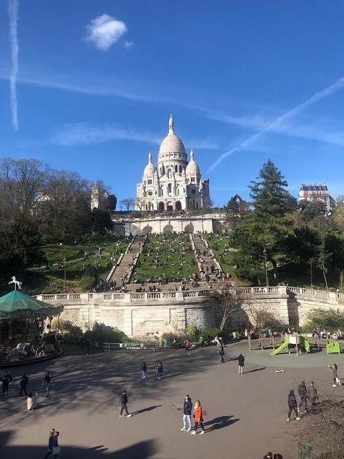 Trước khi có lệnh phong tỏa nghiêm ngặt, đồi Montmartre vẫn đông người dân tụ tập. Ảnh: Diệu Linh