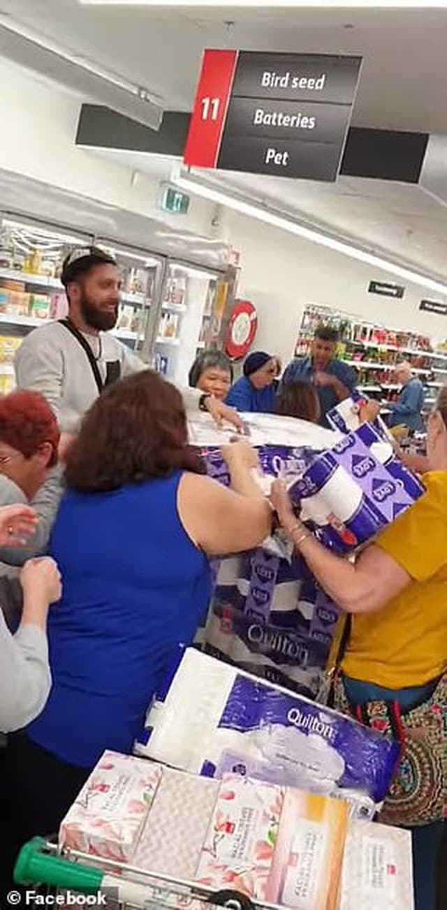  Covid-19: Ba người phụ nữ đánh nhau giành giấy vệ sinh trong siêu thị Úc - Ảnh 4.