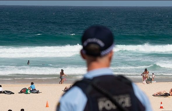 Tụ tập tiệc tùng giữa dịch Covid-19, hai cảnh sát Australia bị phạt