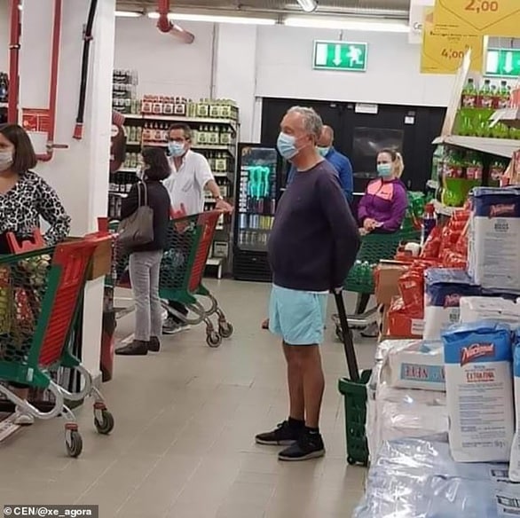 Tổng thống Bồ Đào Nha ra siêu thị cũng xếp hàng như mọi người - Ảnh 1.