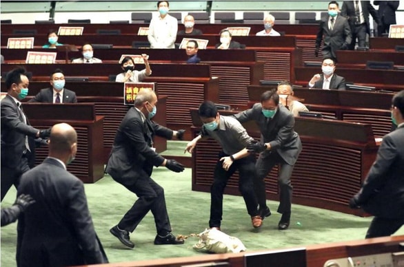Nghị sĩ Hong Kong ném rau củ thối khi tranh luận về dự luật quốc ca Trung Quốc - Ảnh 1.