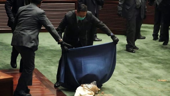 Nghị sĩ Hong Kong ném rau củ thối khi tranh luận về dự luật quốc ca Trung Quốc - Ảnh 2.