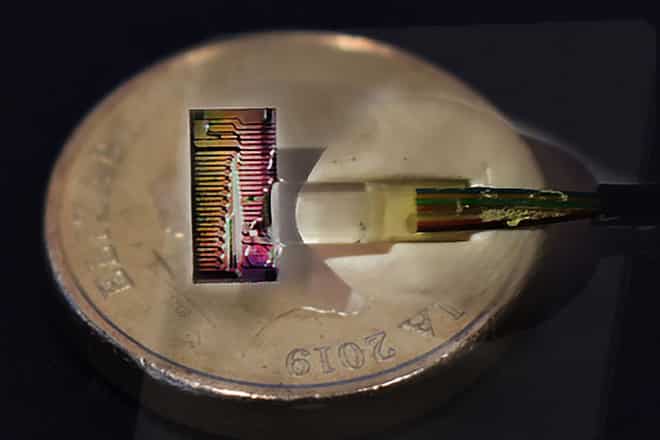 Chip micro-comb mở ra kỷ nguyên mới về tốc độ internet siêu nhanh /// Ảnh: AFP