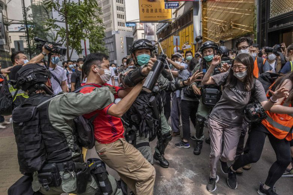 Nhiều người Hong Kong tính bỏ xứ vì dự luật an ninh của Trung Quốc - Ảnh 1.