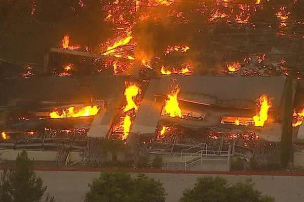 Hỏa hoạn dữ dội thiêu rụi kho hàng 'khủng' của Amazon ở Mỹ